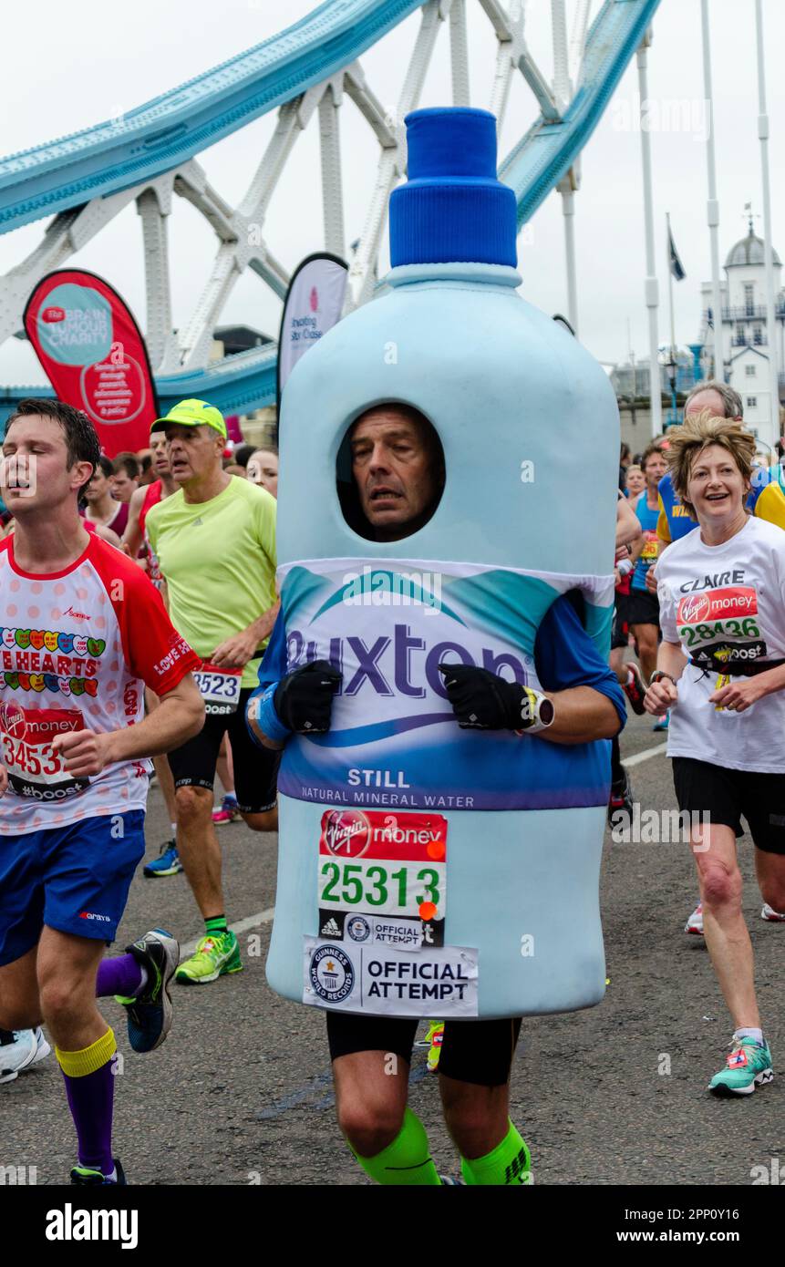 Läufer in Buxton natürliches Mineralwasser Flaschenkostüm nimmt am Virgin Money London Marathon 2015 Teil, der die Tower Bridge, Großbritannien, überquert. Stockfoto