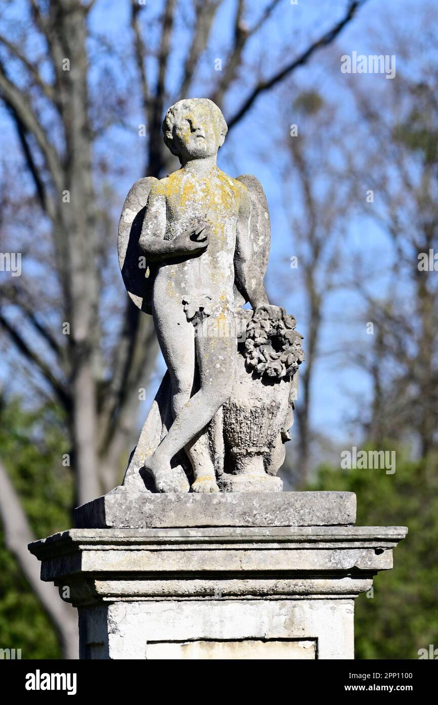 Wien, Österreich. Wiener Zentralfriedhof. Alte verwitterte Steinstatue