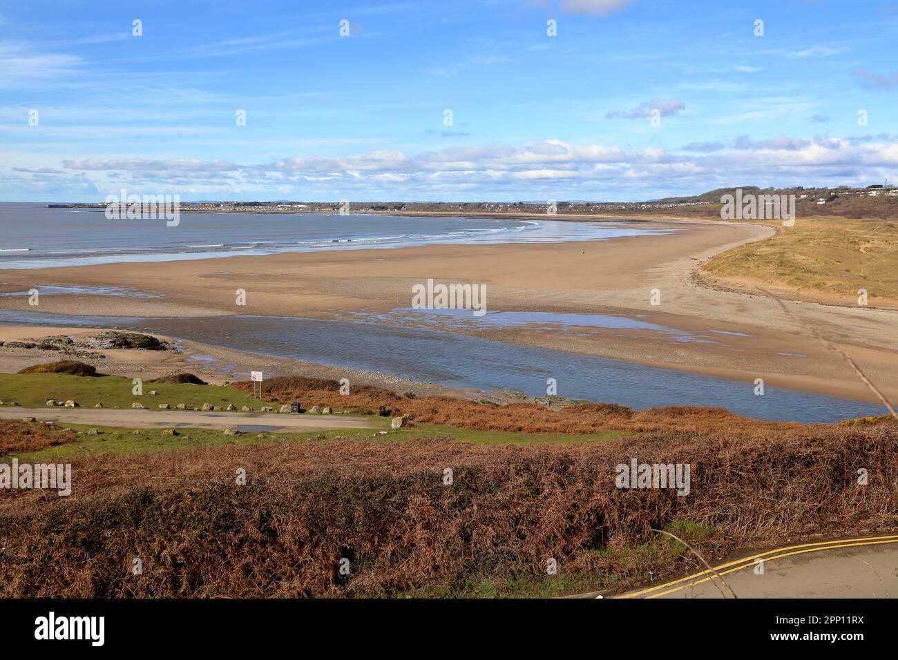 Ein Blick über die Flussmündung des Flusses Ogmore, wo er auf das Wasser des Bristol Kanals trifft und Porthcawl, Newton und den wunderschönen Sand zeigt. Stockfoto