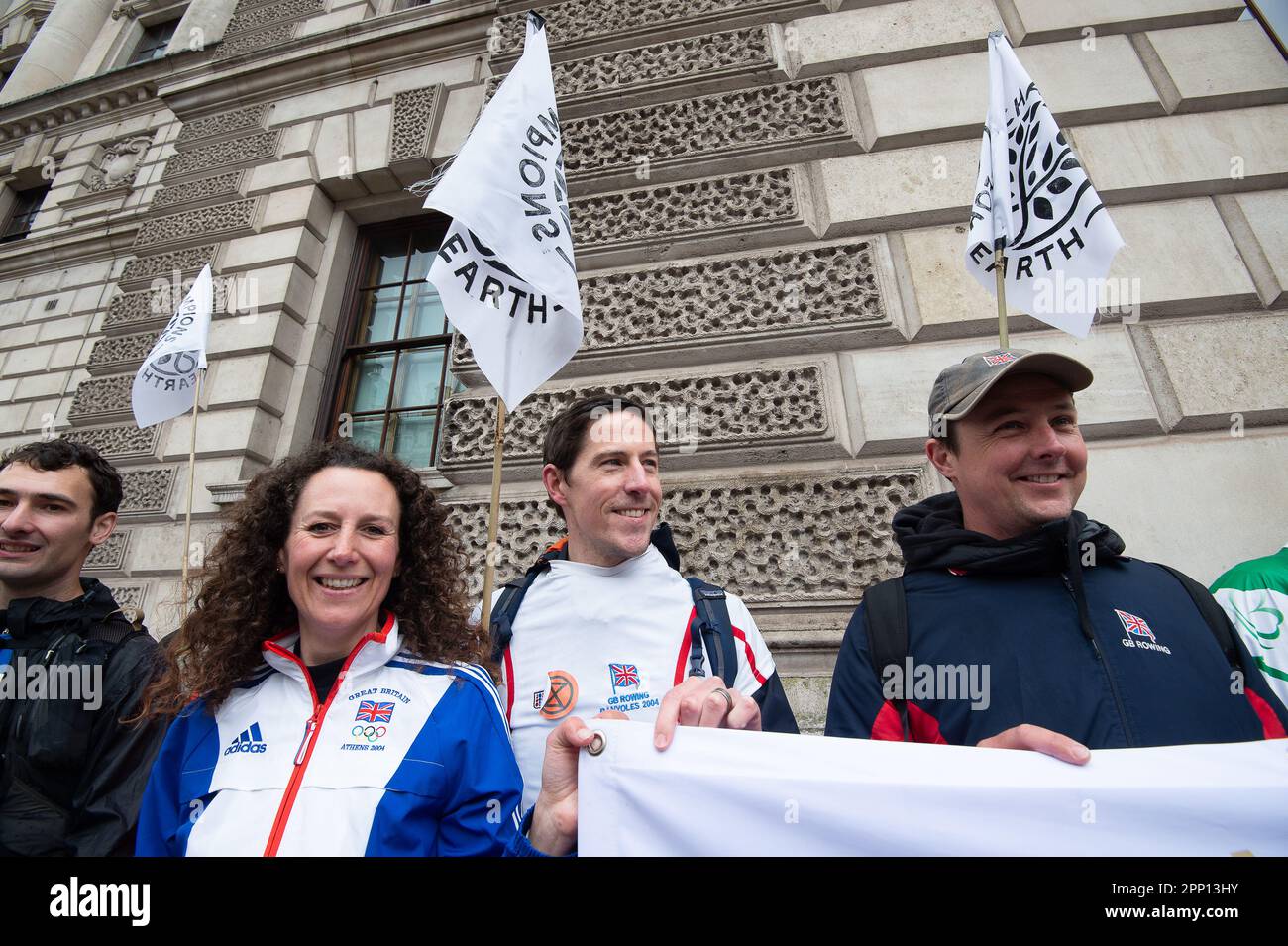 Westminster, London, Großbritannien. 21. April 2023. Eine Reihe von Sportlern des Team GB fand heute in Westminster in einem Volksstreik statt, bei einem Protest der Champions for Earth. Dies war Teil der riesigen Rebellion Unite, die heute in Westminster begann und bis Montag andauerte, um die Aktion zu überleben. Kredit: Maureen McLean/Alamy Live News Stockfoto