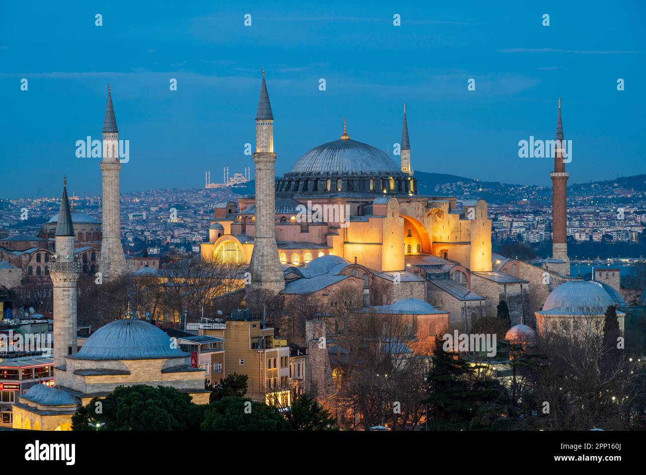 Blick in der Abenddämmerung auf die große Moschee der Hagia Sophia (Ayasofya), Istanbul, Türkei Stockfoto