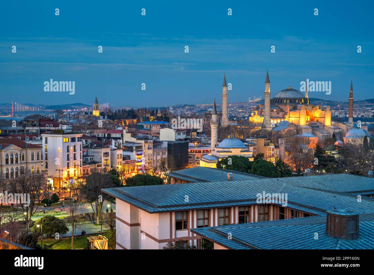 Blick in der Abenddämmerung auf die große Moschee der Hagia Sophia (Ayasofya), Istanbul, Türkei Stockfoto