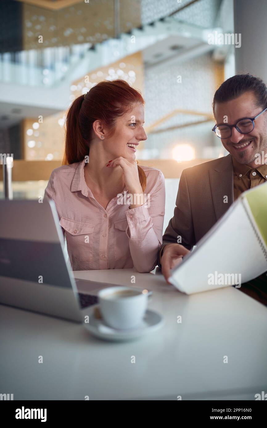 Junge lächelnde Leute, die ein Geschäftstreffen im Büro haben Stockfoto