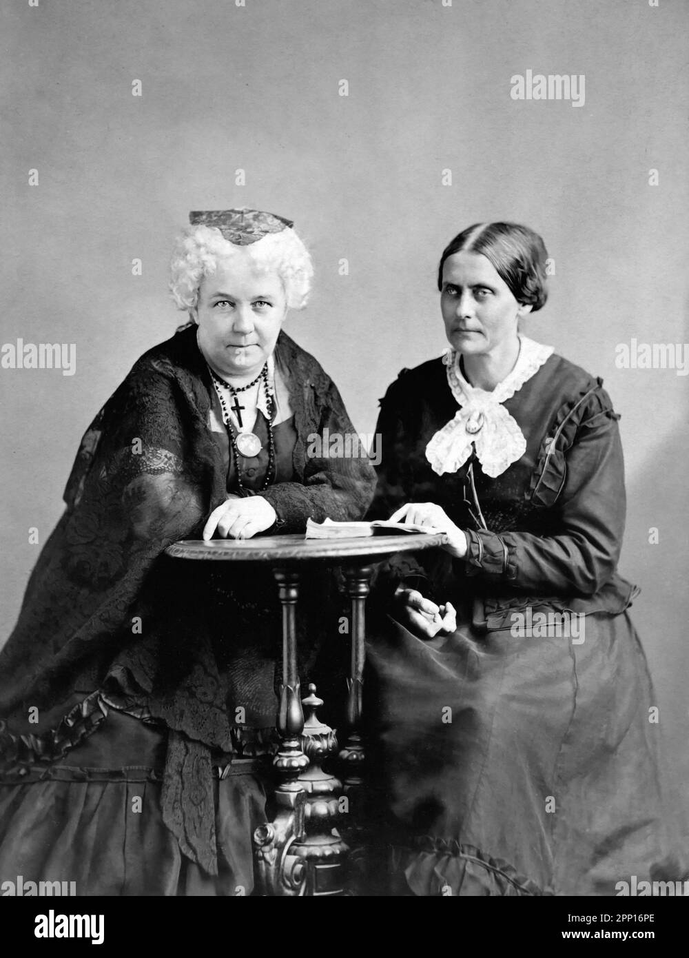 Elizabeth Cady Stanton (1815-1902) und Susan B Anthony (1820-1906), amerikanische Suffragisten und Sozialreformer. Foto aufgenommen c. 1870 Stockfoto