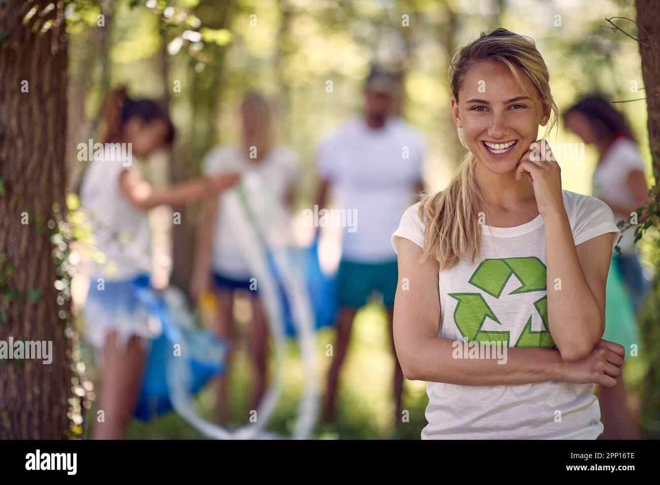 Ehrenamtliche lächelnde Frau.Plastische Verschmutzung und Umweltproblem-Konzept.Recycling Stockfoto