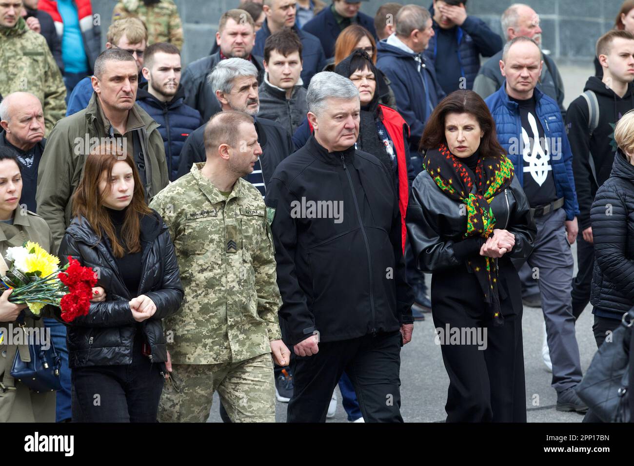 Nicht exklusiv: KIEW, UKRAINE - 21. APRIL 2023 - Fünfter Präsident der Ukraine Petro Poroschenko (C), seine Frau Maryna Poroschenko (R) und Bruder Stepan Bar Stockfoto