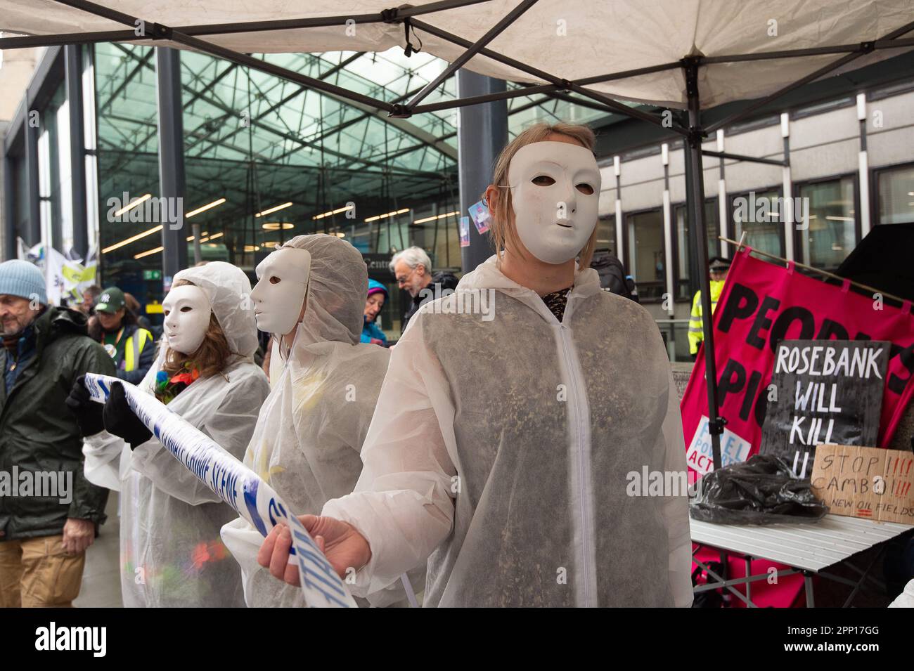 XR-Rebellen protestieren heute außerhalb des Ministeriums für Energie, Sicherheit und Net Zero gegen fossile Brennstoffe und stoppen die Öl- und Gasfelder Rosebank und Equinor. Der Protest war Teil des Aussterbens der Rebellion Unite, um den Protest zu überleben, der heute begann und weitere drei Tage andauern wird Stockfoto