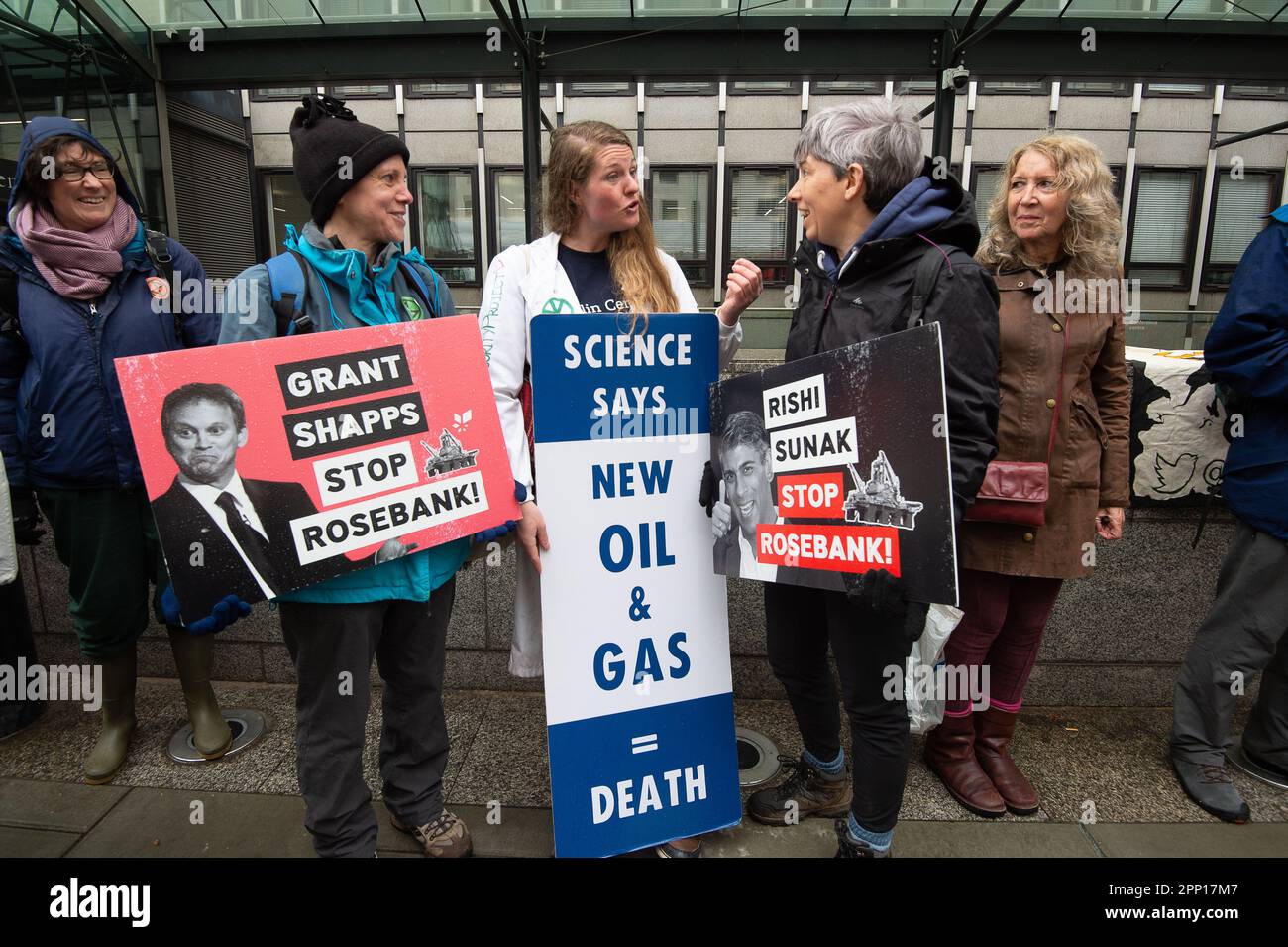 XR-Rebellen protestieren heute außerhalb des Ministeriums für Energie, Sicherheit und Net Zero gegen fossile Brennstoffe und stoppen die Öl- und Gasfelder Rosebank und Equinor. Der Protest war Teil des Aussterbens der Rebellion Unite, um den Protest zu überleben, der heute begann und weitere drei Tage andauern wird Stockfoto