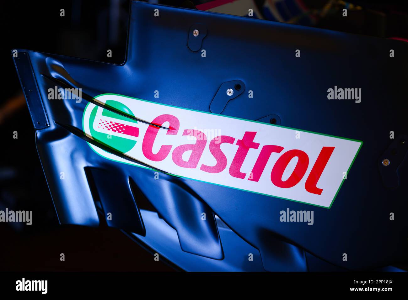 Krakau, Polen. 21. April 2023. Das Castrol-Logo ist auf der Nachbildung des Alpine F1 Team Car zu sehen, die während der Veranstaltung, die von BP Poland Company am 21. April 2023 in Krakau, Polen, organisiert wird. (Kreditbild: © Beata Zawrzel/ZUMA Press Wire) NUR REDAKTIONELLE VERWENDUNG! Nicht für den kommerziellen GEBRAUCH! Stockfoto