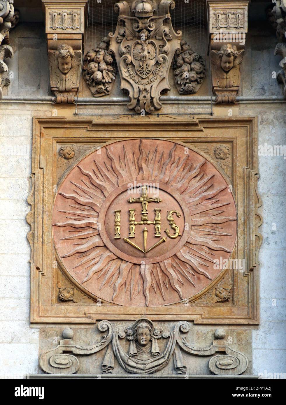 Krakau. Krakau. Polen. Das Schild befindet sich an der Fassade der barocken Kirche. Stockfoto