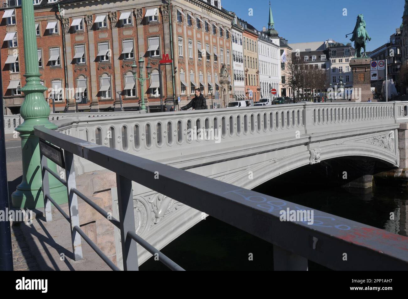 Kopenhagen /Dänemark/21. April 2023/ Hojbro Bridge mit anderen Worten: Hojbro Bridge Link over Canal Hojbro plads to Christiansborg Slots plads in danish Capital. (Foto: Francis Joseph Dean/Dean Pictures) Stockfoto