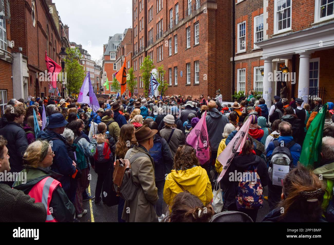 London, England, Großbritannien. 21. April 2023. Demonstranten versammeln sich vor der 55 Tufton Street, der Heimat einer klimabezogenen Lobby fossiler Brennstoffe, einer rechtsgerichteten Denkfabrik, während die Rebellion ihren 4-tägigen Protest beginnt und fordert, dass die Regierung von fossilen Brennstoffen abrückt und Maßnahmen gegen die Klimakrise ergreift. (Kreditbild: © Vuk Valcic/ZUMA Press Wire) NUR REDAKTIONELLE VERWENDUNG! Nicht für den kommerziellen GEBRAUCH! Kredit: ZUMA Press, Inc./Alamy Live News Stockfoto