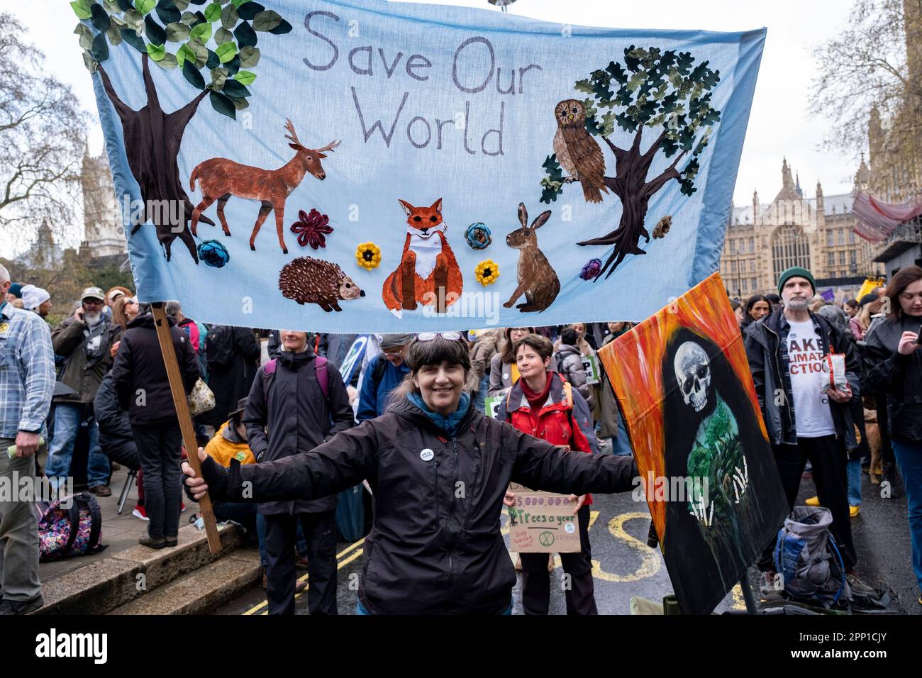 Tausende von Demonstranten aus verschiedenen Umweltgruppen schließen sich der Rebellion des Aussterbens an, damit ihre Einheit den Tag überleben kann, als Teil des nicht störenden Protests „The Big One“ in Westminster am 21. April 2023 in London, Vereinigtes Königreich. Extinction Rebellion ist eine 2018 gegründete Klimaschutzgruppe, die eine große Anzahl von Menschen gewonnen hat, die sich friedlichen Protesten verschrieben haben. Diese Proteste zeigen, dass die Regierung nicht genug tut, um katastrophalen Klimawandel zu verhindern und von der Regierung radikale Maßnahmen zur Rettung des Planeten zu fordern. Stockfoto