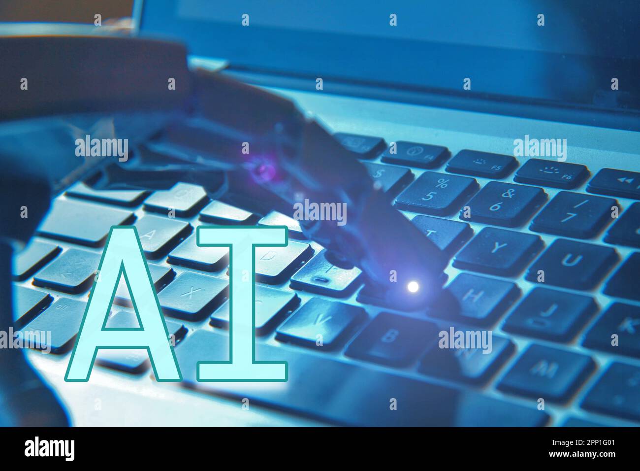 Roboterhand mit dem Computer als Hintergrund, Konzept der künstlichen Intelligenz. Stockfoto