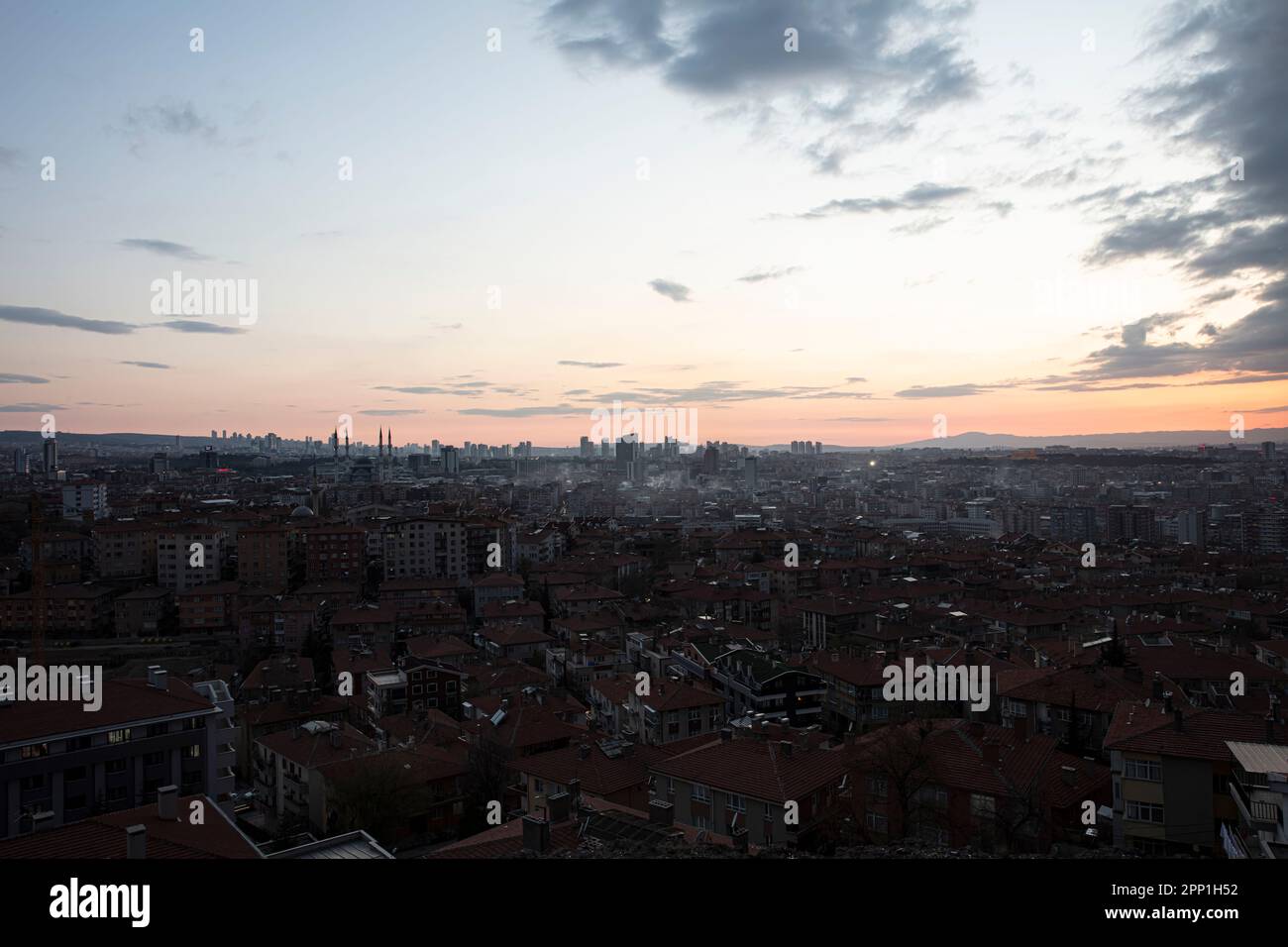 Panoramablick auf die Innenstadt der Stadt Ankara, Türkei mit Gebäuden und Moscheen, die an einem Tag bei Sonnenuntergang von der Burg Ankara (Ankara Kalesi) aus zu sehen sind. Stockfoto