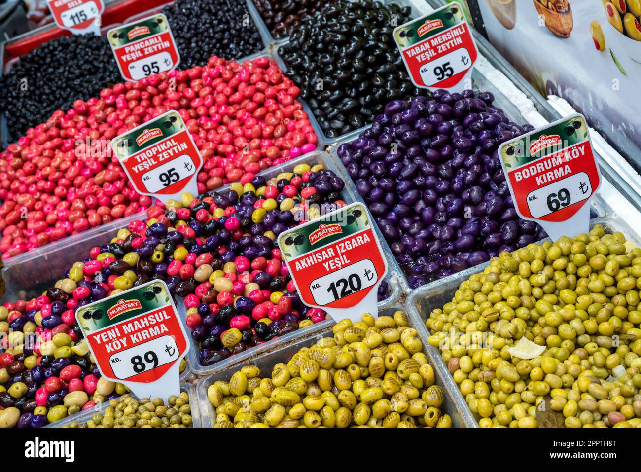 Farbenfrohe Oliven im Angebot auf einem Street Food Markt in Istanbul, Türkei Stockfoto