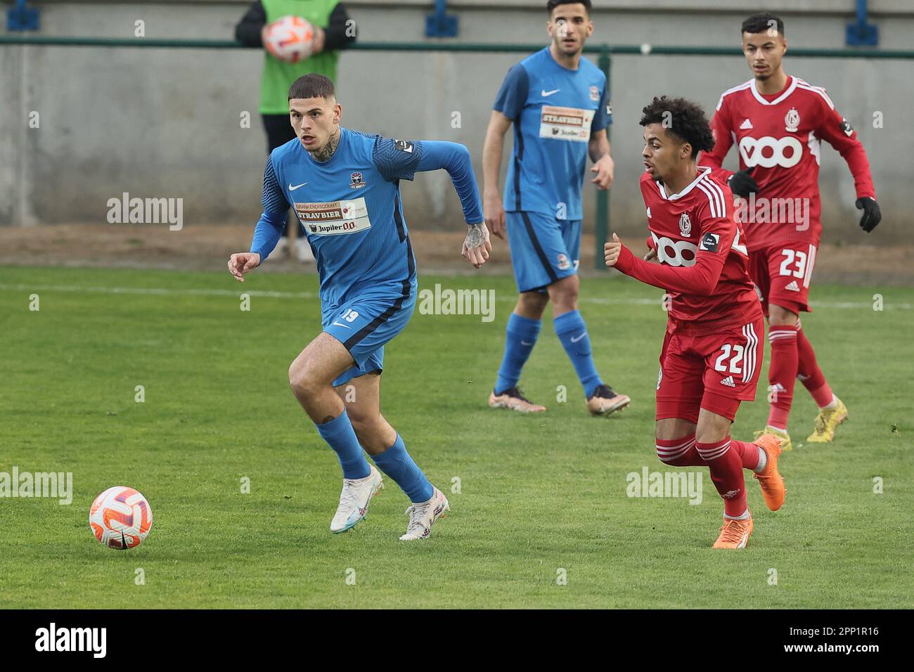 Denderleeuw, Belgien. 21. April 2023. Dender Suer Barbaros Cukur Tiago und Noah Mawete von SL16 kämpfen um den Ball während eines Fußballspiels zwischen Dender EH und SL16 (Standard U23), Freitag, den 21. April 2023 in Denderleeuw, am 8. Tag (von 10) Der Relegation Play-offs der 1B. Division der belgischen Meisterschaft der „Challenger Pro League“ 2022-2023. BELGA FOTO BRUNO FAHY Kredit: Belga News Agency/Alamy Live News Stockfoto