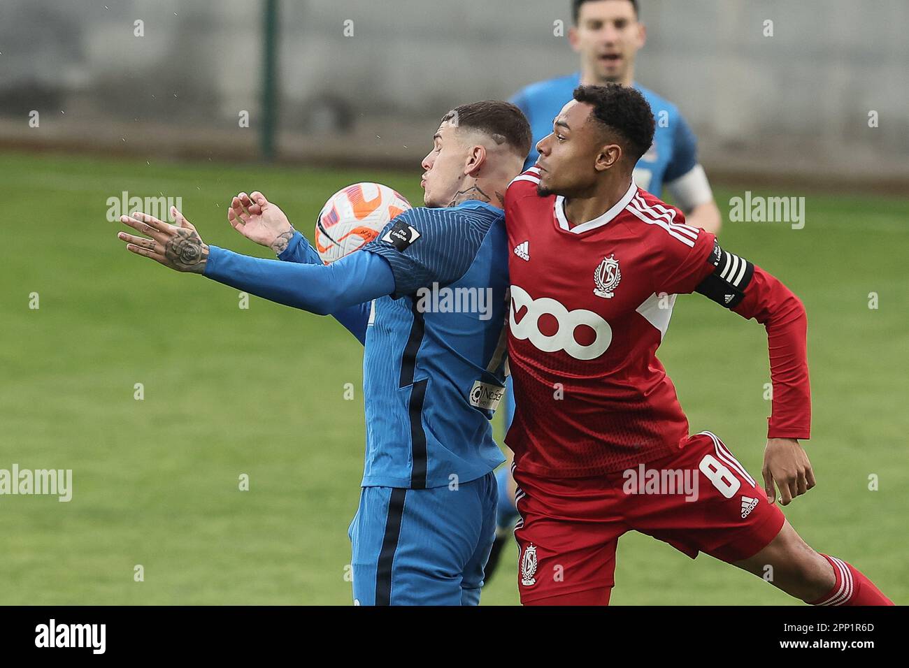 Denderleeuw, Belgien. 21. April 2023. Dender's Suer Barbaros Cukur Tiago und SL16's Sacha Banse kämpfen um den Ball während eines Fußballspiels zwischen Dender EH und SL16 (Standard U23), Freitag, den 21. April 2023 in Denderleeuw, am 8. Tag (von 10) Der Relegation Play-offs der 1B. Division der belgischen Meisterschaft der „Challenger Pro League“ 2022-2023. BELGA FOTO BRUNO FAHY Kredit: Belga News Agency/Alamy Live News Stockfoto