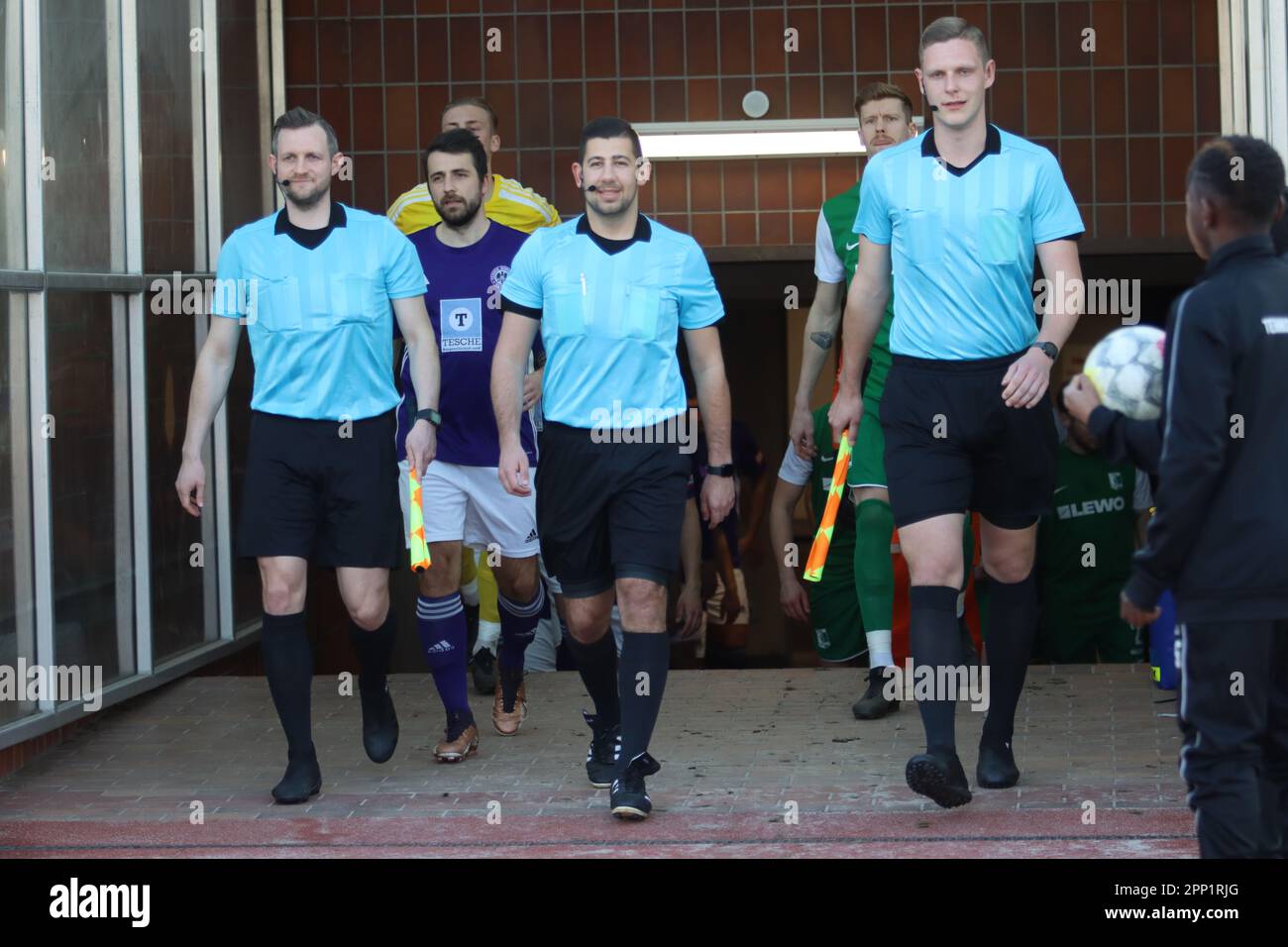 Berlin, Deutschland, 21. April 2023. Schiedsrichter und Spieler während des Spiels Tennis Borussia Berlin gegen BSG Chemie Leipzig, Regionalliga Nordost, Runde 29. Kredit: Fabideciria. Stockfoto