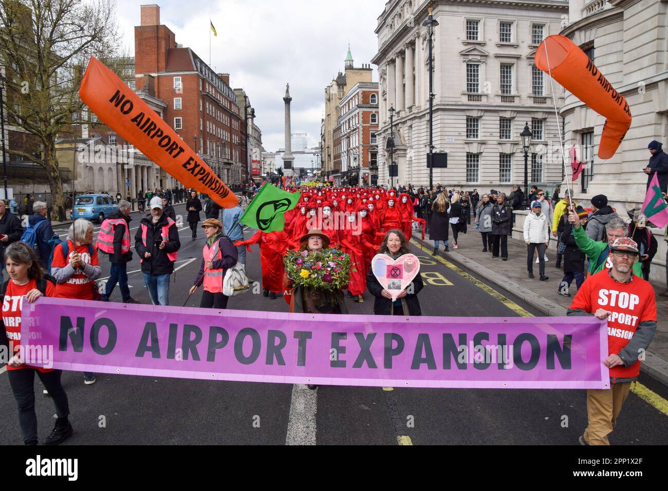 London, Großbritannien. 21. April 2023 Demonstranten, die sich gegen den Ausbau von Flughäfen aussprechen, durchqueren Whitehall, während die Rebellion ihre 4-tägige Protestaktion beginnt und fordert, dass die Regierung von fossilen Brennstoffen abrückt und gegen die Klimakrise vorgeht. Kredit: Vuk Valcic/Alamy Live News Stockfoto