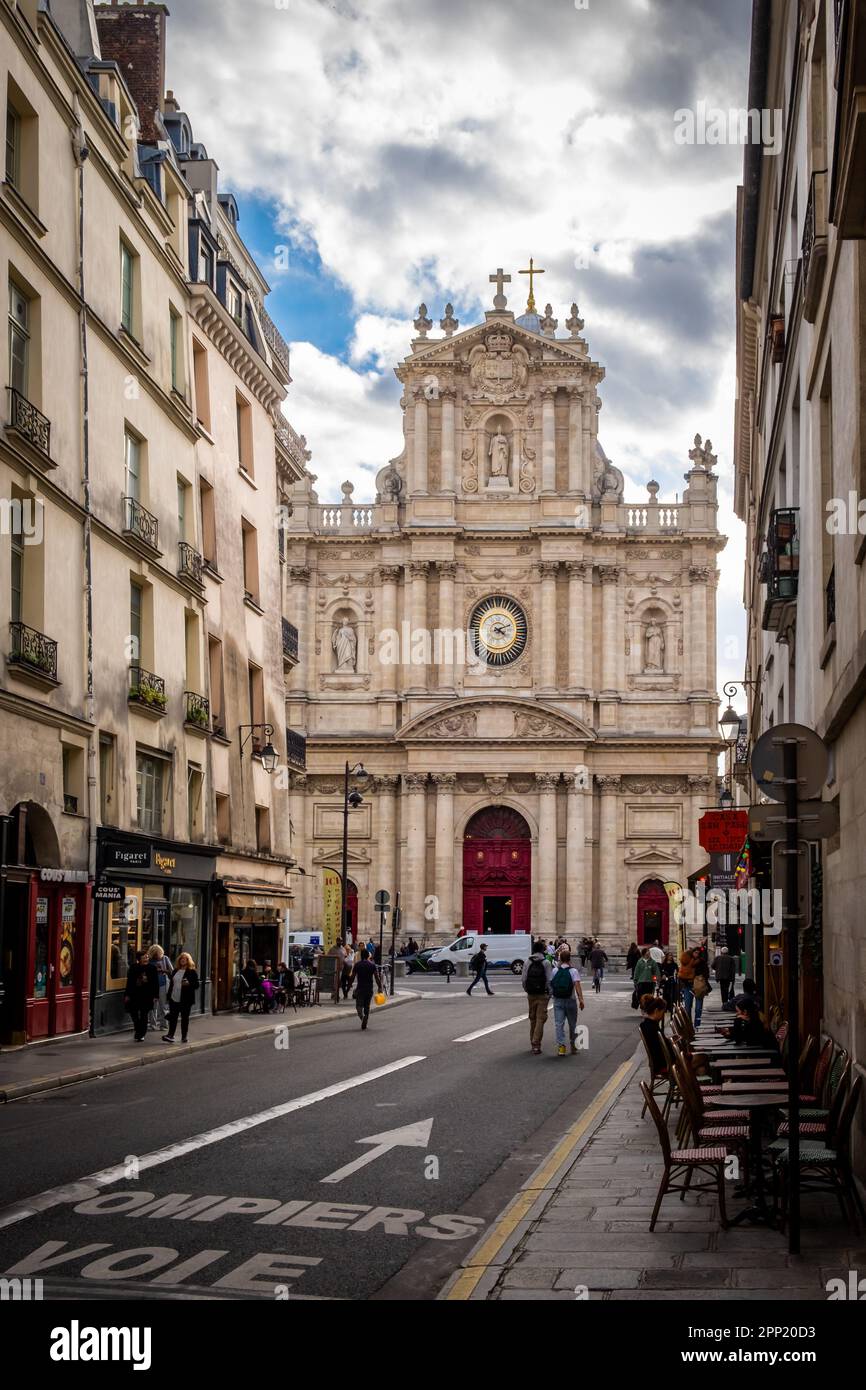 Paris, Frankreich, Okt. 2022, Blick auf eine urbane Szene der Kirche Saint-Paul Saint-Louis im Marais-Viertel Stockfoto