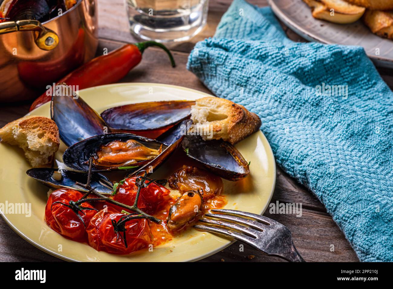 Gebackene Muscheln mit Knoblauch und Tomaten. Über Schuss. Stockfoto