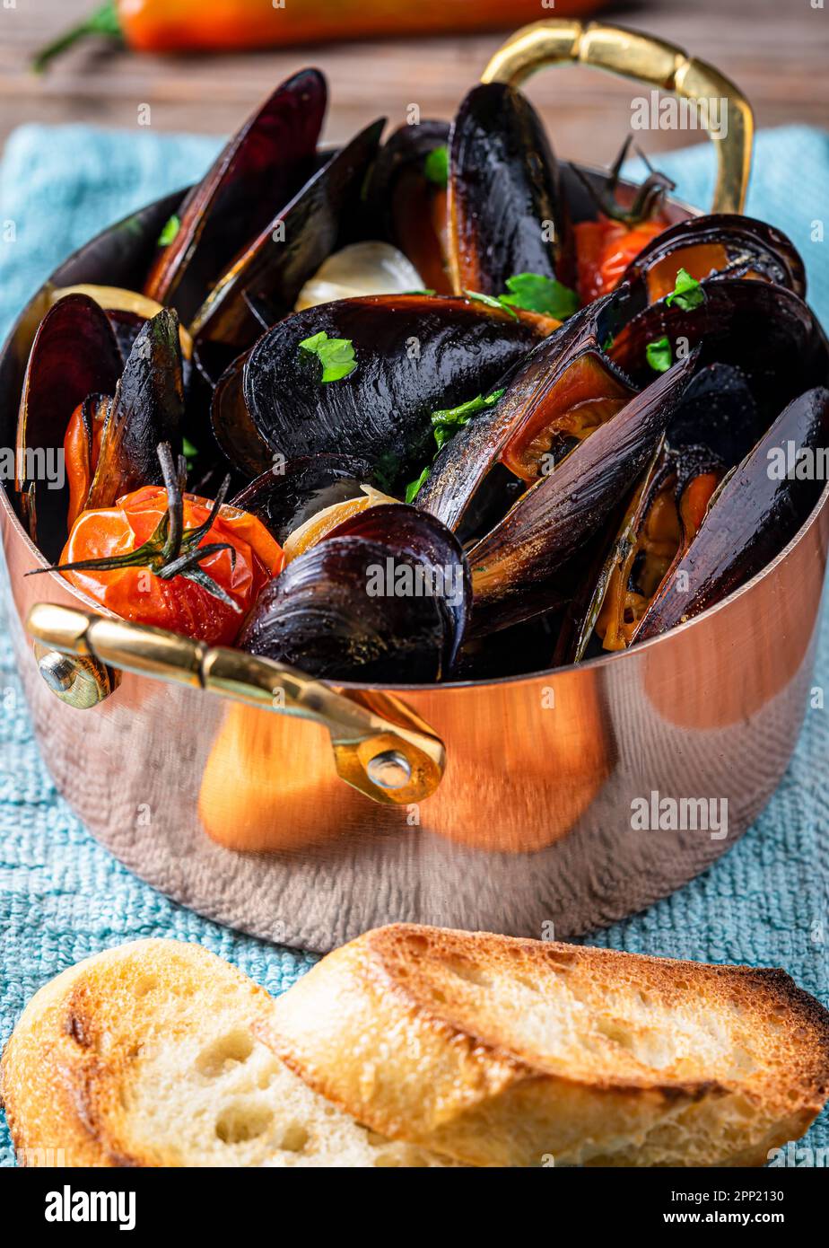 Gebackene Muscheln mit Knoblauch und Tomaten. Über Schuss. Stockfoto