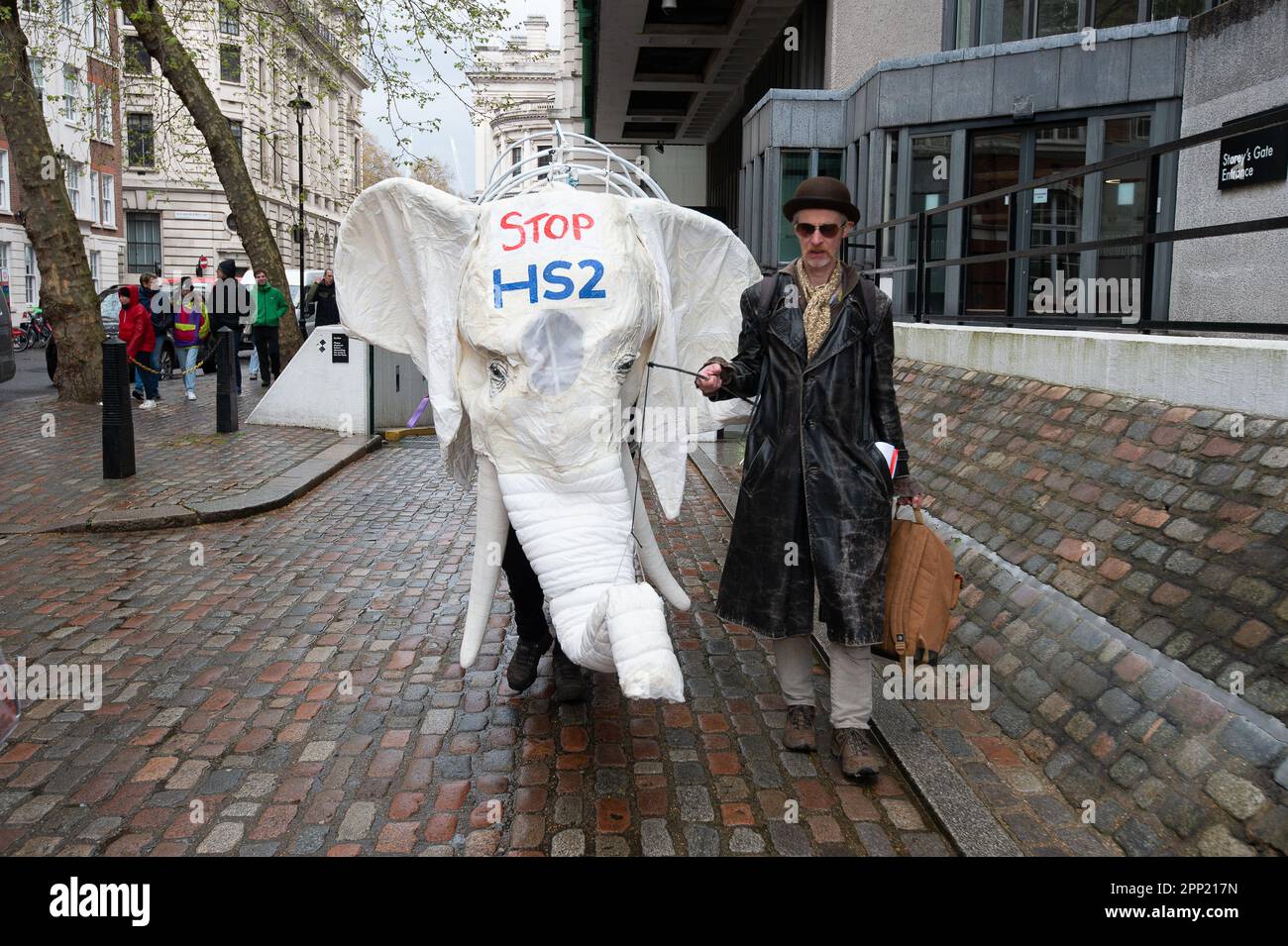 Westminster, London, Großbritannien. 21. April 2023. Nellie, der weiße Elefant aus Haltestelle HS2, schloss sich der aussterbenden Rebellion, der Großen, an, um heute Demonstranten in London zu überleben. Die HS2-Hochgeschwindigkeitsbahnverbindung ist enorm über dem Budget, da der Tunnelbau für Euston aus finanziellen Gründen ausgesetzt wurde. Kredit: Maureen McLean/Alamy Live News Stockfoto