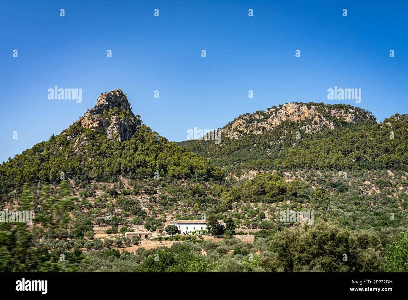 Farm zwischen zwei Hügeln in den Tramuntana Mountains, Mallorca Stockfoto