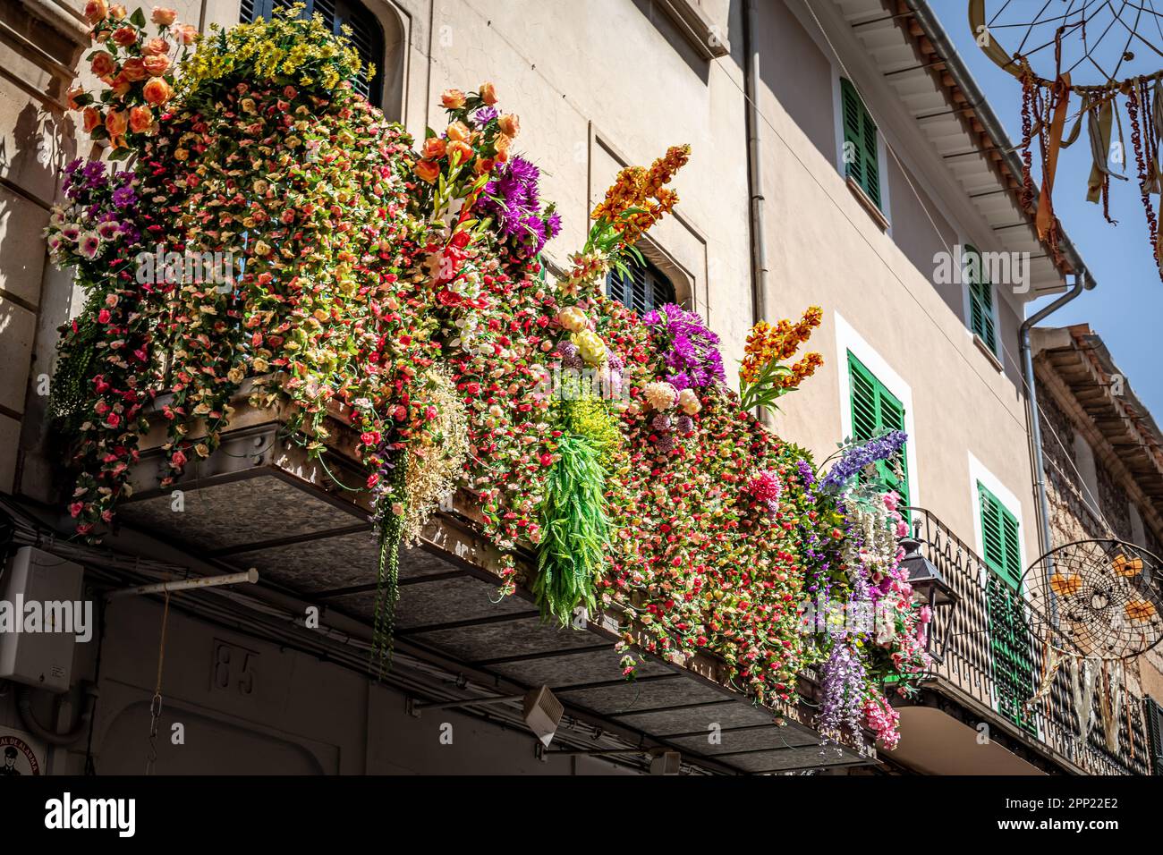 Balkon voller Blumen in Soller, Mallorca Stockfoto