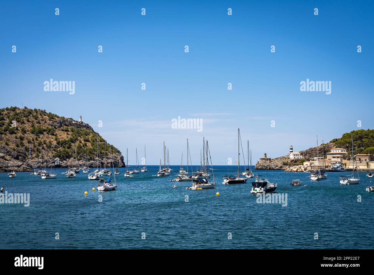 Symmetrie des Sommers in Port de Soller Bay, Mallorca Stockfoto