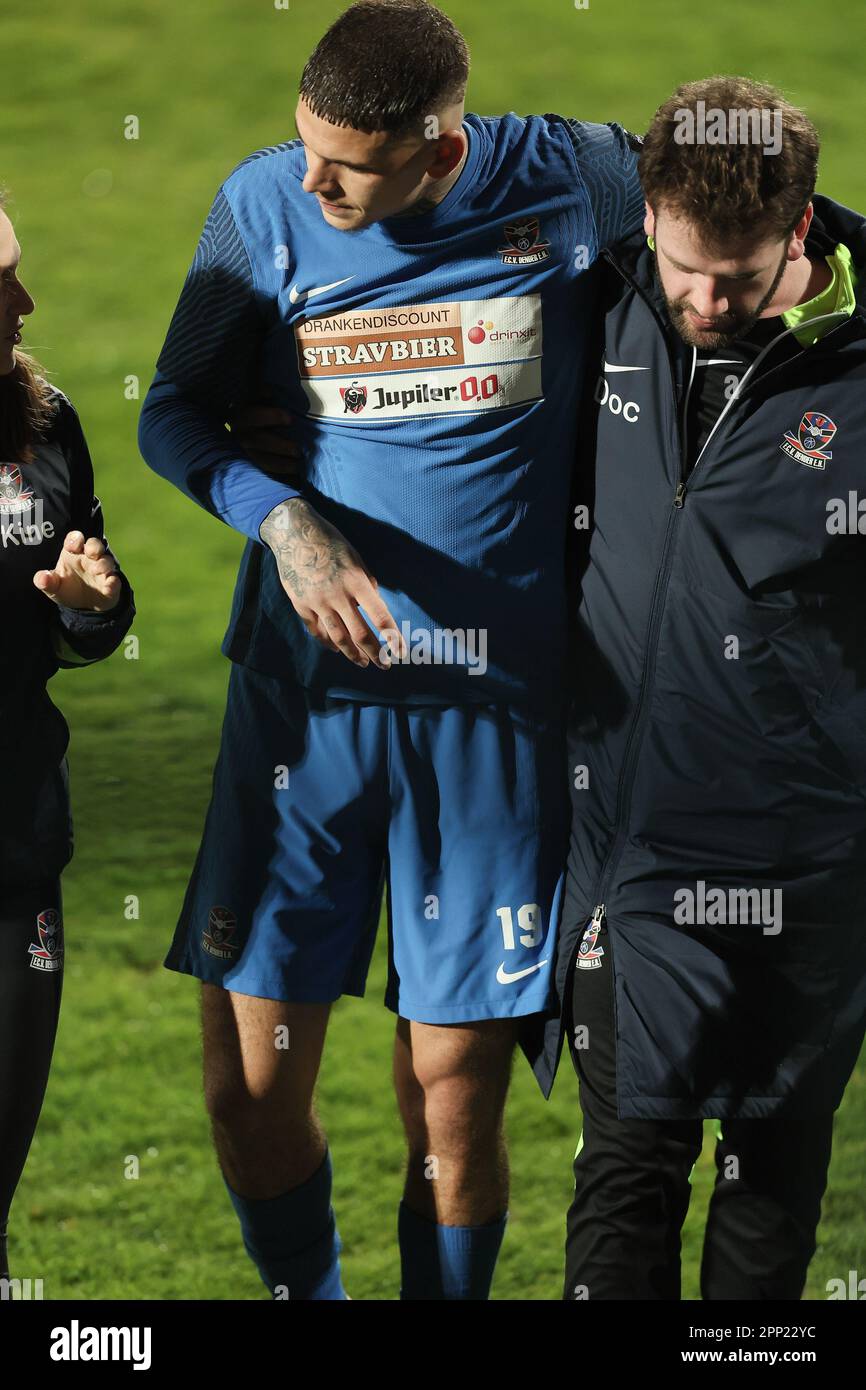 Denderleeuw, Belgien. 21. April 2023. Dender's Suer Barbaros Cukur Tiago verlässt das Spielfeld, nachdem er bei einem Fußballspiel zwischen Dender EH und SL16 (Standard U23), Freitag, den 21. April 2023 in Denderleeuw, am 8. Tag (von 10) verletzt wurde. Der Relegation Play-offs der 1B. Division der belgischen Meisterschaft der „Challenger Pro League“ 2022-2023. BELGA FOTO BRUNO FAHY Kredit: Belga News Agency/Alamy Live News Stockfoto