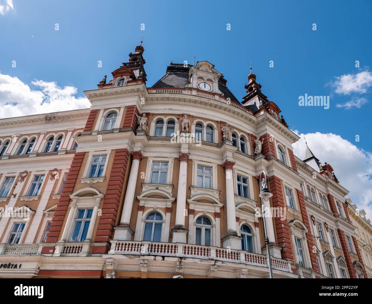 Altes Hauptpostgebäude Äußere Fassade in Karlsbad, Tschechische Republik aus dem österreichischen Ungarischen Reich mit vier allegorischen Statuen, die Tel repräsentieren Stockfoto