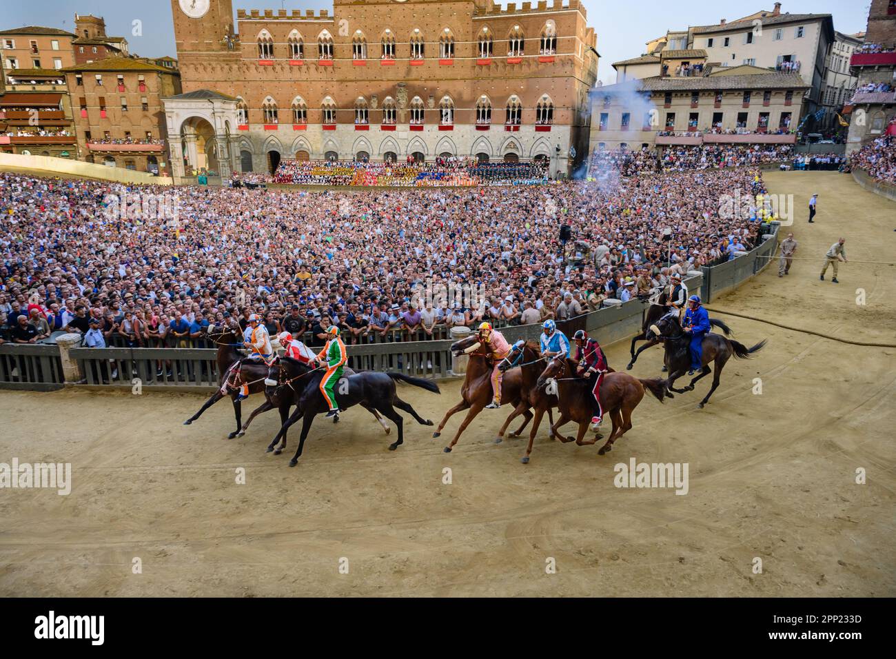 Siena, Italien - August 17 2021: Mossa oder Beginn des öffentlichen Pferderennens Palio di Siena auf dem Hauptplatz Stockfoto