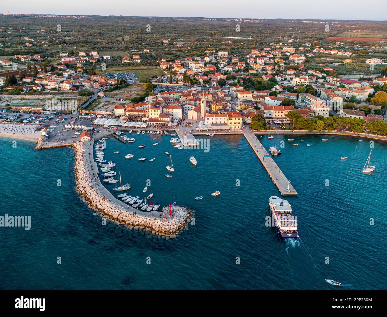 Luftaufnahme vom Hafen von Fazana in der Nähe von Pula. Istra, Kroatien. Stockfoto