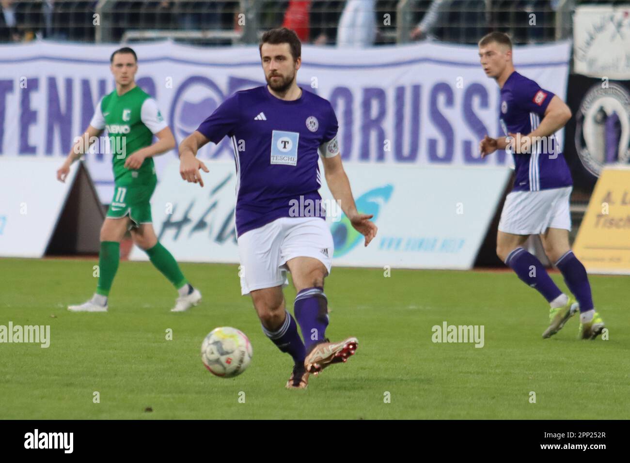 Berlin, Deutschland, 21. April 2023. MC Moordy Hüther vom Tennis Borussia Berlin spielt den Ball während des Spiels Tennis Borussia Berlin gegen BSG Chemie Leipzig, Regionalliga Nordost, Runde 29. Kredit: Fabideciria. Stockfoto