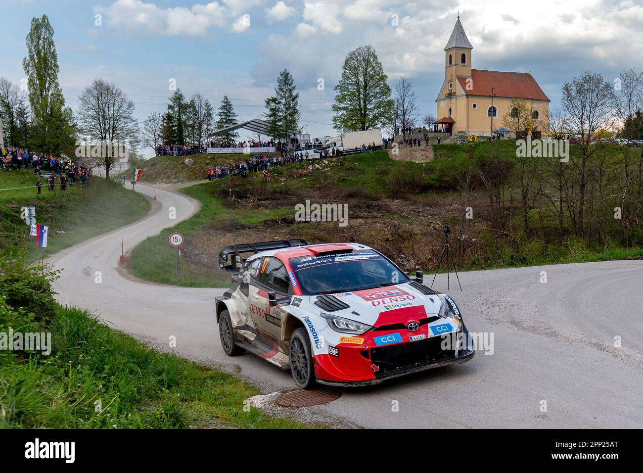 Karlovac, Kroatien. 21. April 2023. ZAGREB, KROATIEN - APRIL 21: Sebastien Ogier aus Frankreich und Vincent Landais aus Frankreich treten am 21. April 2023 in Leskovac Barilovicki bei Karlovac, Kroatien, am 2. Tag an ihrem Toyota Gazoo Racing WRT Toyota GR Yaris Rally1 Hybrid gegeneinander an. Foto: Igor Kralj/PIXSELL Kredit: Pixsell/Alamy Live News Stockfoto