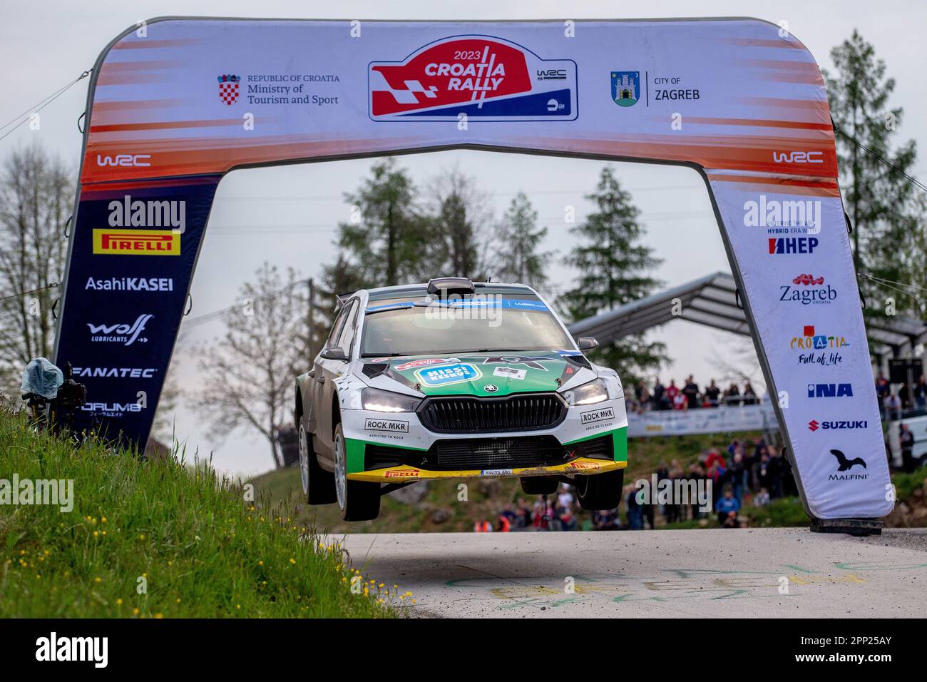 Karlovac, Kroatien. 21. April 2023. ZAGREB, KROATIEN – APRIL 21: Sami Pajari aus Finnland und Enni Malonen aus Finnland treten am zweiten Tag am 21. April 2023 in Leskovac Barilovicki in der Nähe von Karlovac, Kroatien, an ihrem Tokosport WRT Skoda Fabia RS an. Foto: Igor Kralj/PIXSELL Kredit: Pixsell/Alamy Live News Stockfoto