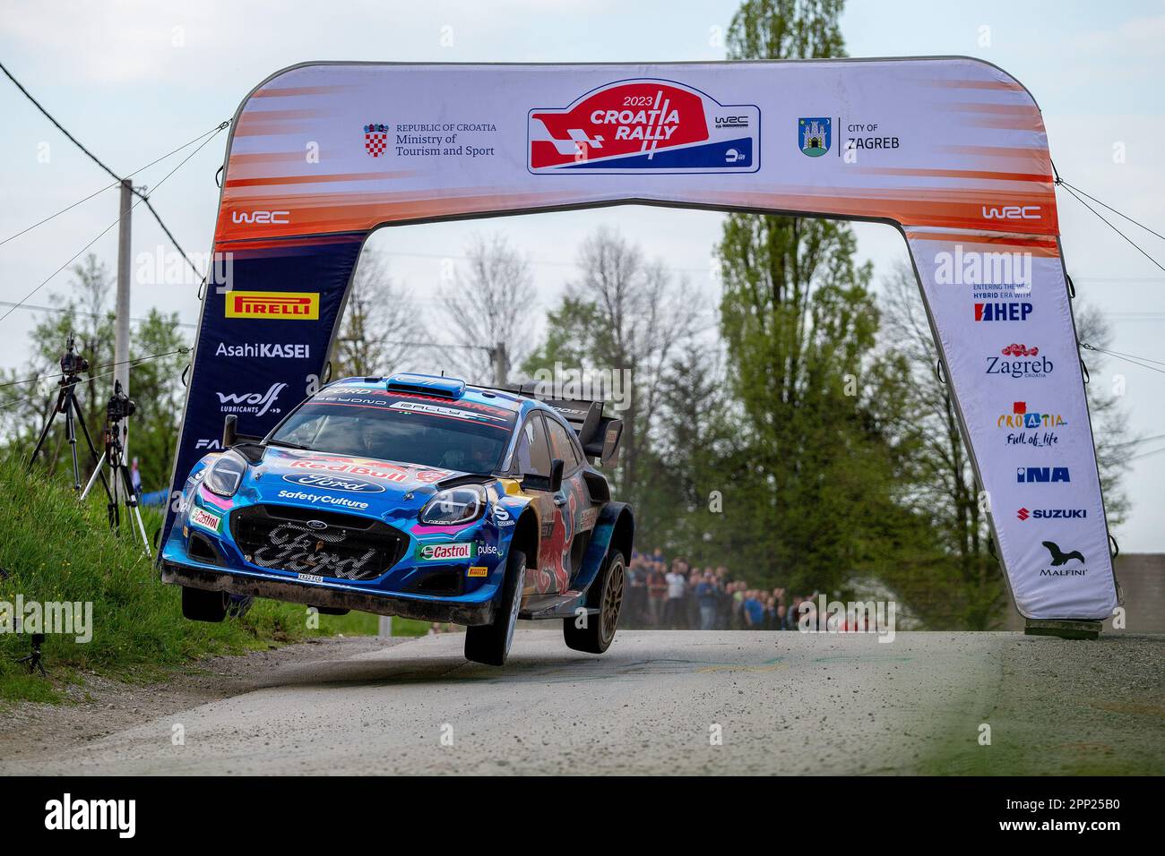 Karlovac, Kroatien. 21. April 2023. ZAGREB, KROATIEN - APRIL 21: Ott Tanak aus Estland und Martin Jarveoja aus Estland konkurrieren am 21. April 2023 in Leskovac Barilovicki bei Karlovac, Kroatien, am 2. Tag mit ihrem M-Sport Ford WRT Ford Puma Rally1 Hybrid. Foto: Igor Kralj/PIXSELL Kredit: Pixsell/Alamy Live News Stockfoto