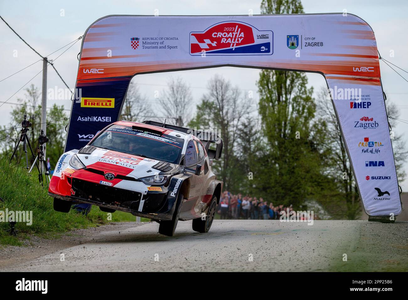 Karlovac, Kroatien. 21. April 2023. ZAGREB, KROATIEN - APRIL 21: Takamoto Katsuta aus Japan und Aaron Johnston aus Irland treten am 21. April 2023 in Leskovac Barilovicki bei Karlovac, Kroatien, am 2. Tag an ihrem Toyota Gazoo Racing WRT Toyota GR Yaris Rally1 Hybrid gegeneinander an. Foto: Igor Kralj/PIXSELL Kredit: Pixsell/Alamy Live News Stockfoto