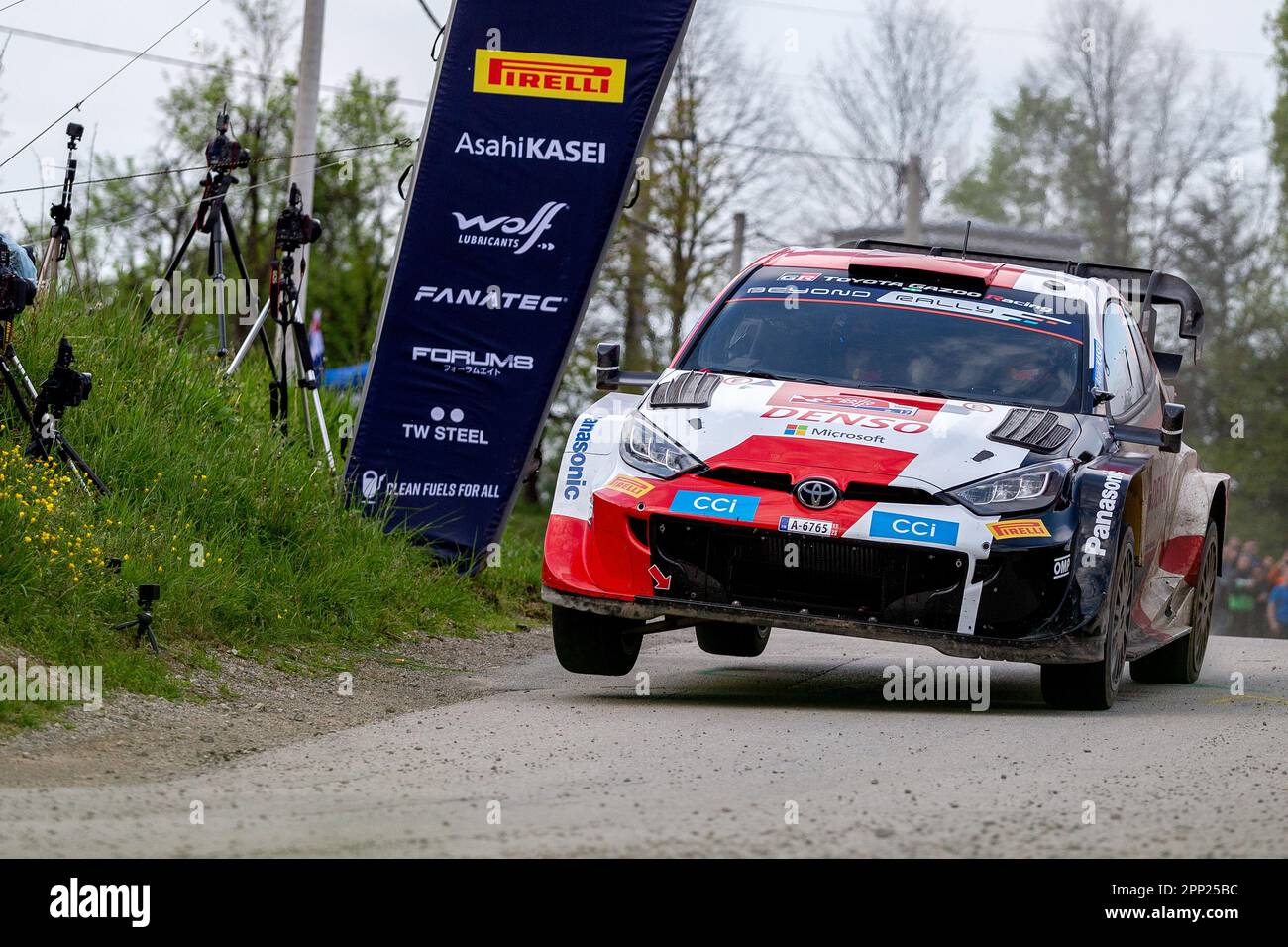 Karlovac, Kroatien. 21. April 2023. ZAGREB, KROATIEN - APRIL 21: Sebastien Ogier aus Frankreich und Vincent Landais aus Frankreich treten am 21. April 2023 in Leskovac Barilovicki bei Karlovac, Kroatien, am 2. Tag an ihrem Toyota Gazoo Racing WRT Toyota GR Yaris Rally1 Hybrid gegeneinander an. Foto: Igor Kralj/PIXSELL Kredit: Pixsell/Alamy Live News Stockfoto