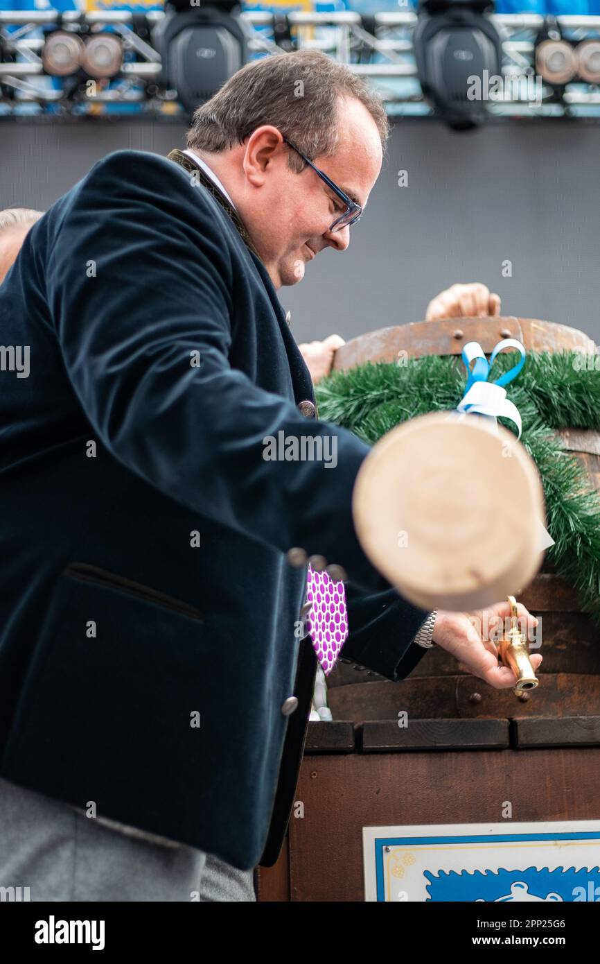 München, Deutschland. 21. April 2023. Clemens Baumgaertner hat bei der Eröffnung des Münchner Fruehlingsfestes 57. am 21. April 2023 die erste Anzapfung vorgenommen. (Foto: Alexander Pohl/Sipa USA) Guthaben: SIPA USA/Alamy Live News Stockfoto