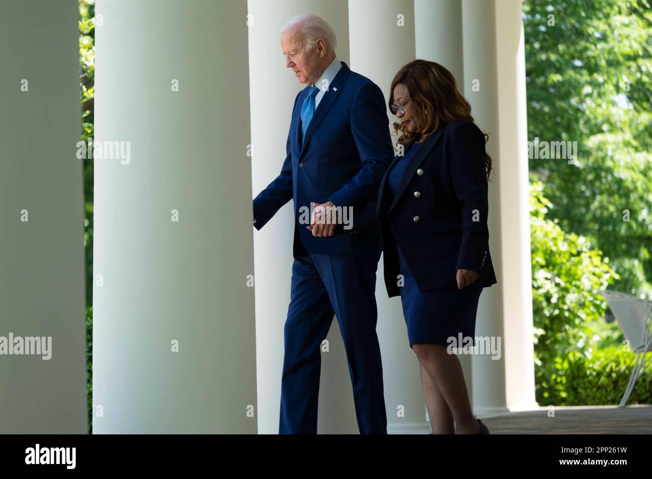 Washington, Vereinigte Staaten. 21. April 2023. Präsident Joe Biden und Catherine Coleman Flowers, Gründer des Center for Rural Enterprise and Environmental Justice, gehen am Freitag, den 21. April 2023, im Rose Garden im Weißen Haus in Washington, DC, entlang der Kolonnade vor einer Veranstaltung zur Umweltgerechtigkeit. Foto: Bonnie Cash/Pool/Sipa USA Guthaben: SIPA USA/Alamy Live News Stockfoto