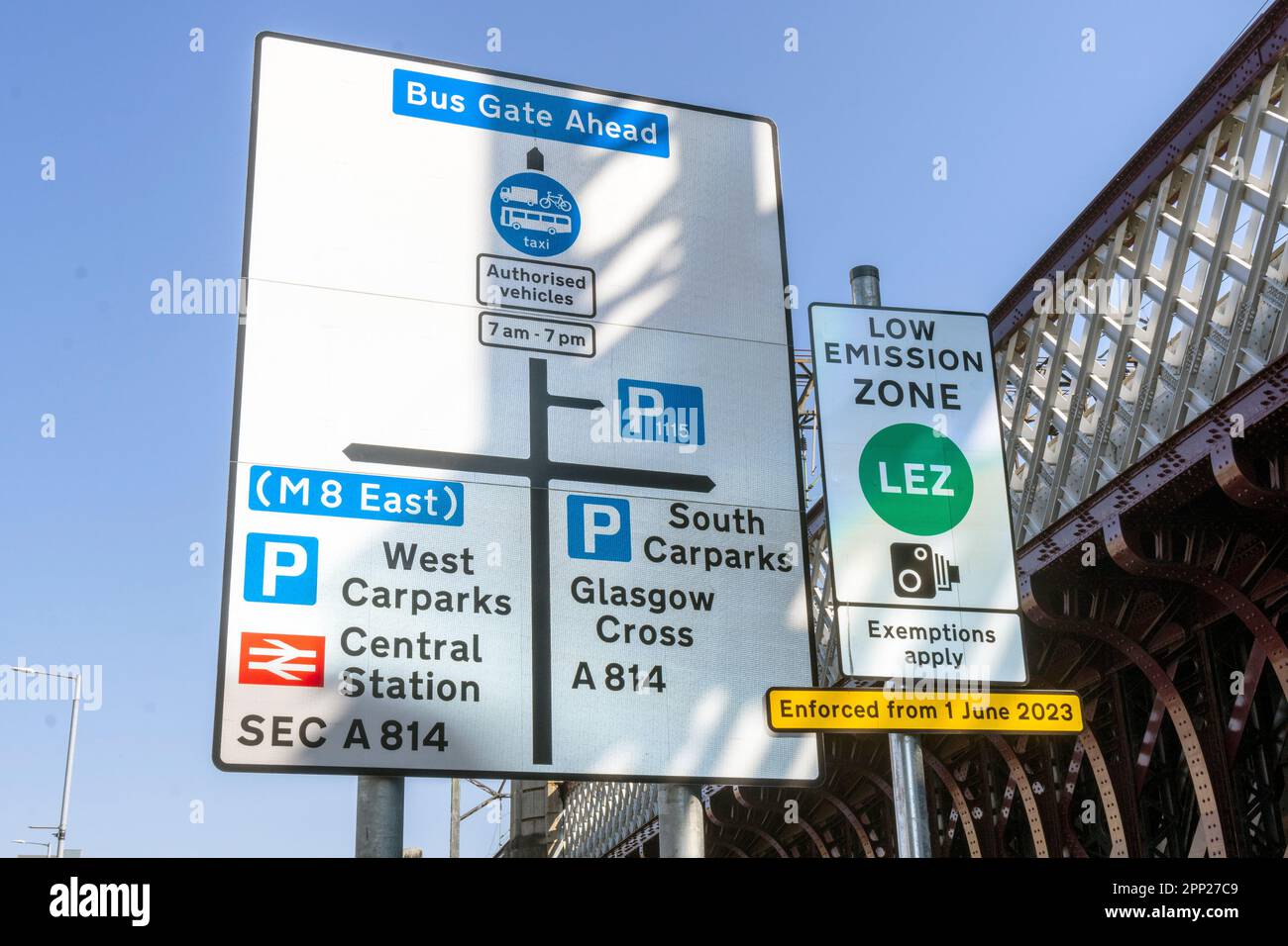 Es wurde ein neues Straßenschild errichtet, um Fahrer, die sich dem Stadtzentrum von Glasgow nähern, vor LEZ oder einer Niedrigemissionszone zu warnen. Dadurch wird der Fahrzeugtyp eingeschränkt, der in den gefahren werden kann Stockfoto