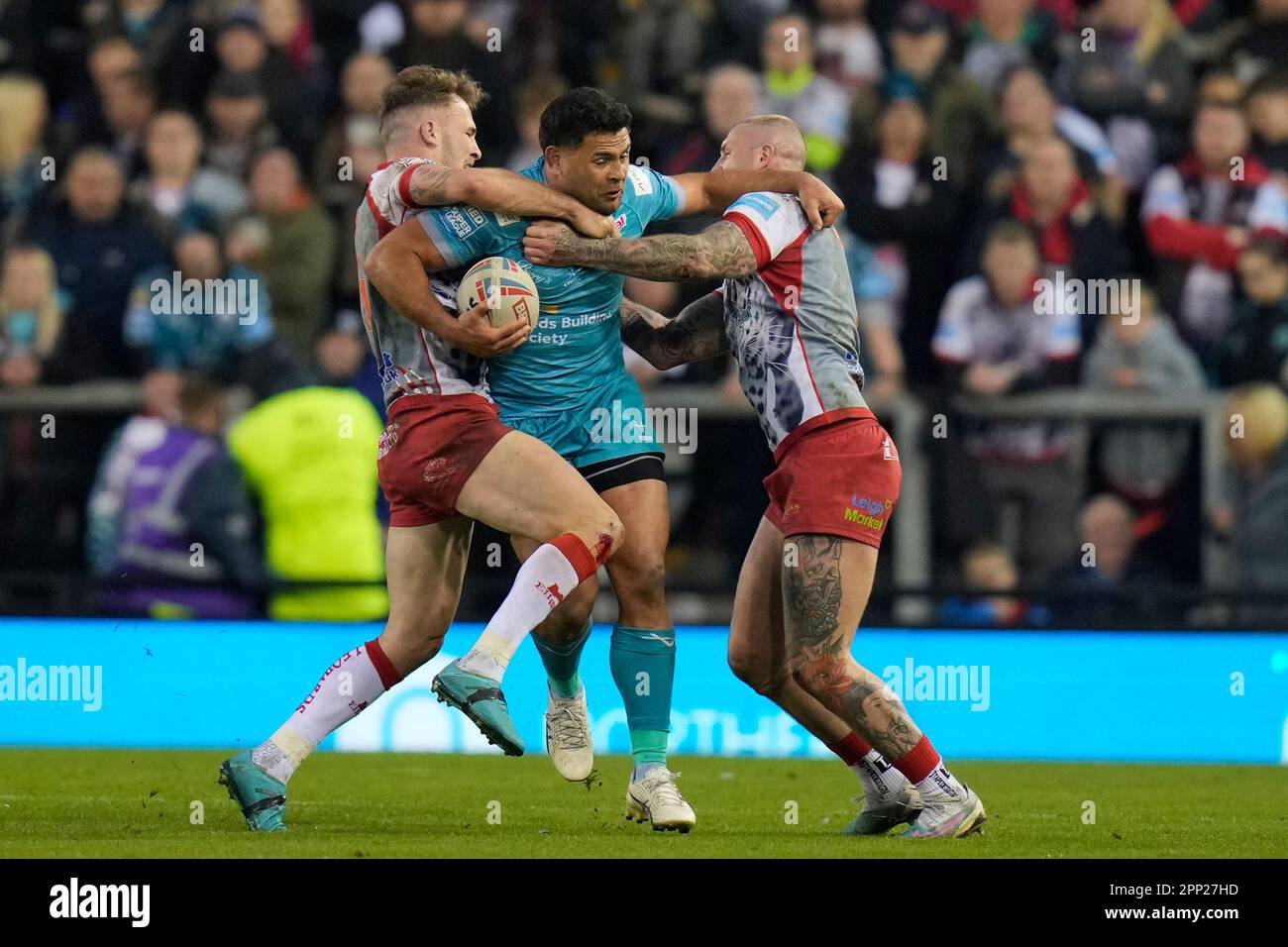 Ben Reynolds #15 von Leigh Leopards und Zak Hardaker #1 von Leigh Leopards Tackle Rhyse Martin #12 von Leeds Rhinos während des Spiels Leigh Leopards vs Leeds Rhinos in der Betfred Super League Runde 10 im Leigh Sports Village, Leigh, Großbritannien, 21. April 2023 (Foto von Steve Flynn/News Images) Stockfoto