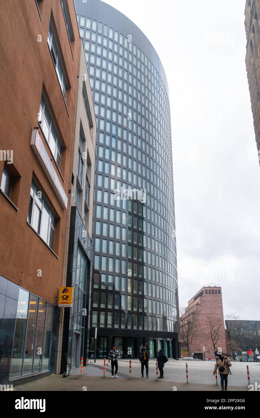 Dortmund, Deutschland - 05. Januar 2023: Hoher moderner Wolkenkratzer in der Stadt. Dotrmund Stockfoto