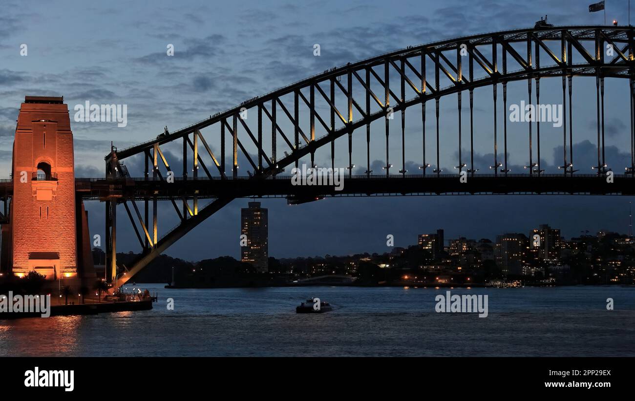 586 Uhr Sydney Harbour Bridge Bogen und Pylon aus Sicht des Opernhauses in der Dämmerung unter Flutlicht. NSW-Australien-586 Stockfoto