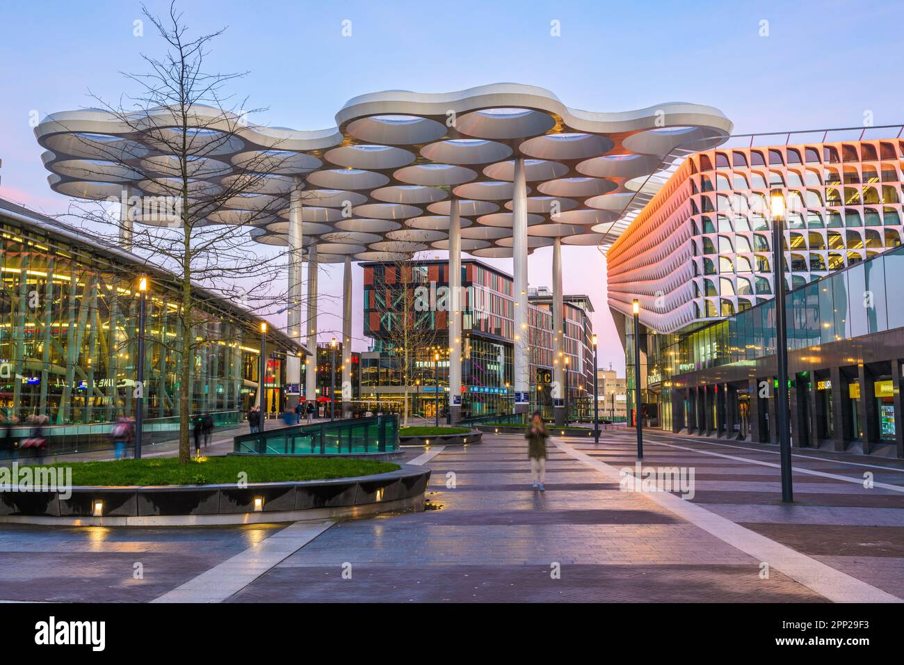 NIEDERLANDE - 28. FEBRUAR 2020: Bahnhof von Utrechter Centraal vom Bahnhofsplatz mit Einkaufszentrum Hoog Catharijne in der Dämmerung. Stockfoto