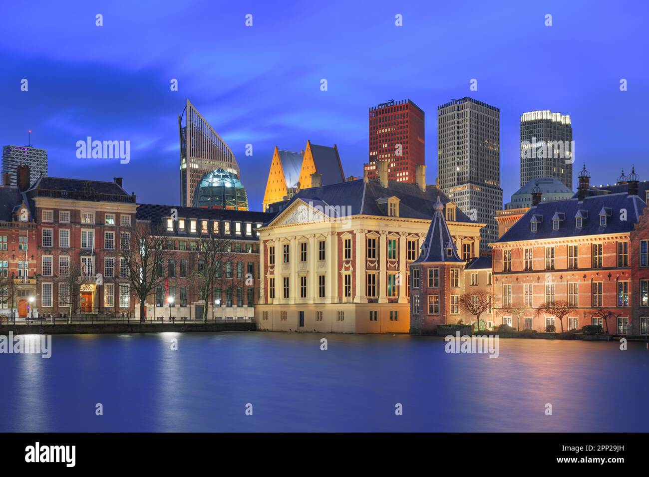 The Hague, Niederlande Stadtbild in der Abenddämmerung am Hofvijver-See. Stockfoto