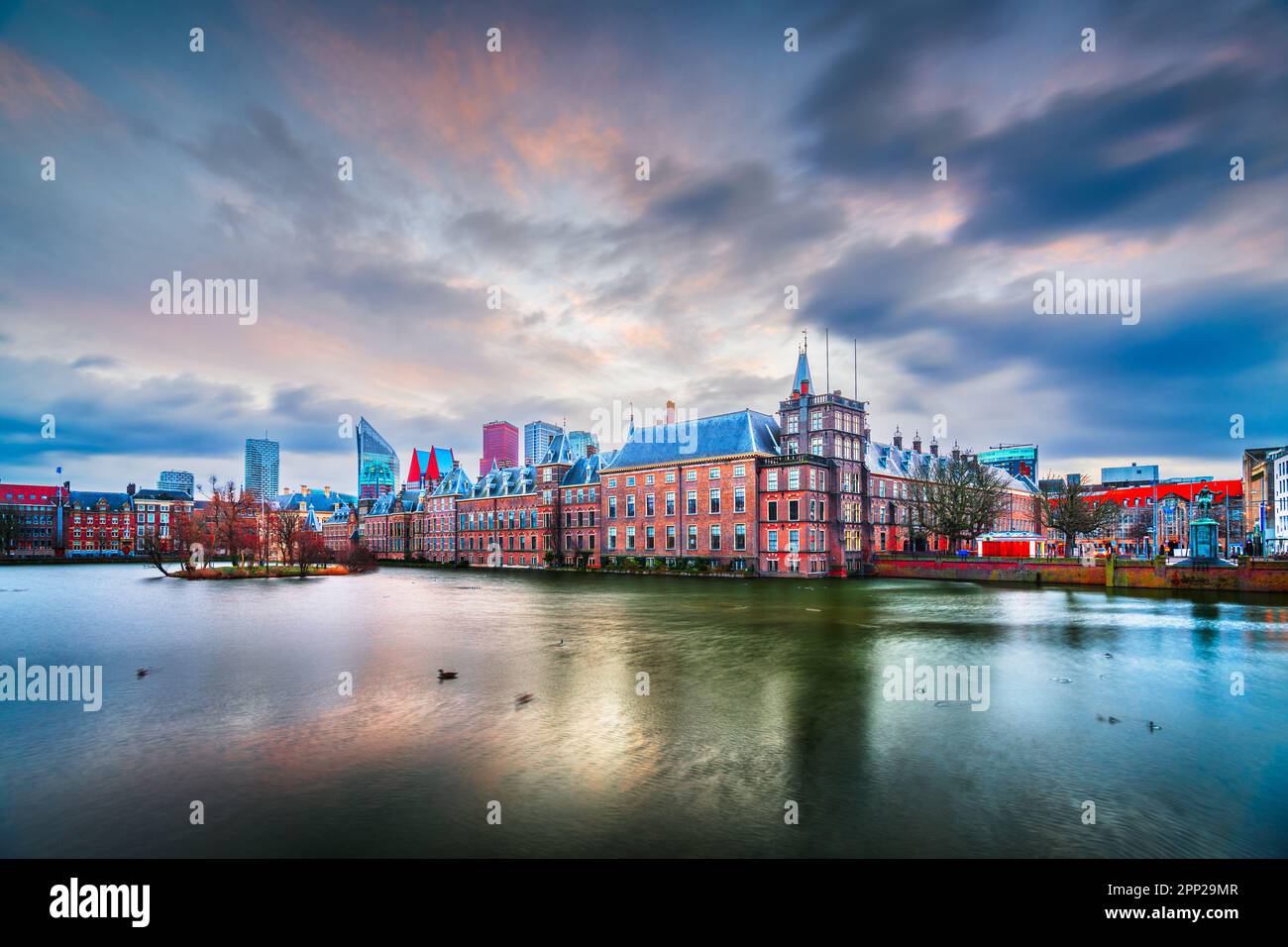 The Hague, Niederlande Stadtbild in der Abenddämmerung am Hofvijver-See. Stockfoto